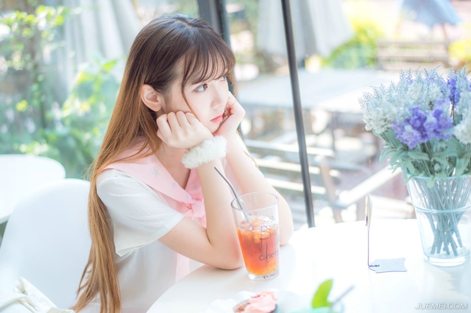 友谊是美酒，年份越久越醇香浓厚；友谊是焰火，在高处绽放才愈是美丽；友谊是鲜花，送之于人手有余香。